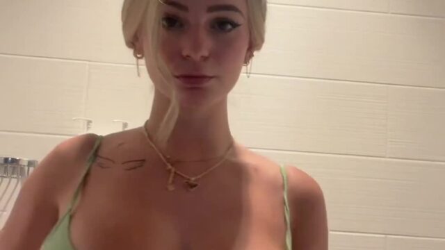 Kaitlyn krems onlyfans leak – Handbra show Wet boobs